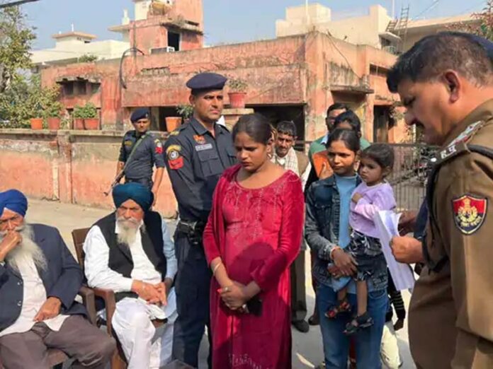 Ambala News: अंबाला में किन्नर से बदसलूकी करने पर महिला पुलिस कर्मी सस्पेंड Ambala News: अंबाला में किन्नर से बदसलूकी करने पर महिला पुलिस कर्मी सस्पेंड