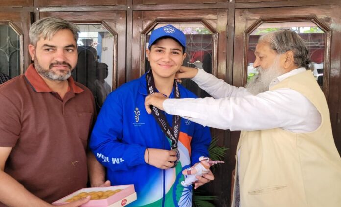 Ambala Boxer Harnoor Kaur : मंत्री विज ने अंबाला की मुक्केबाज हरनूर कौर को यूथ एशियन गेम्स में रजत पदक जीतने पर दी बधाई, स्वैच्छिक कोष से दी बड़ी राशि 
