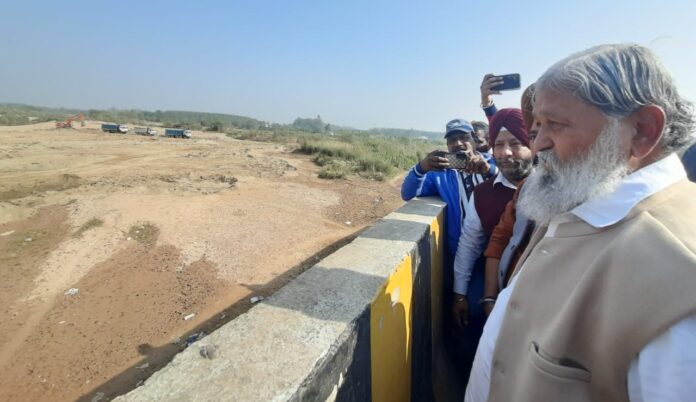 Ambala News : टांगरी नदी के तल को गहरा करने हेतु मिट्टी निकालने का काम फिर से हुआ शुरू 