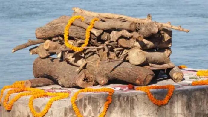 Antim Sanskar: क्या महिलाएं भी कर सकती हैं दाह संस्कार, जानें? Antim Sanskar: क्या महिलाएं भी कर सकती हैं दाह संस्कार, जानें?