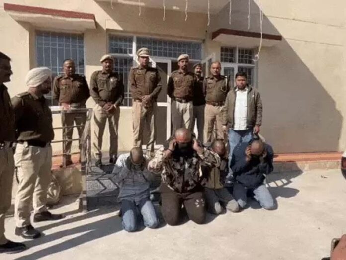 Ambala News: अंबाला में युवती का पीछा करने और उसके परिवार के साथ मारपीट करने के आरोपियों का सिर मुंडवा बाजार में करवाई परेड