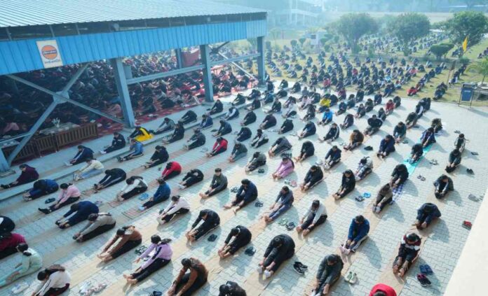 Arya Kanya Gurukul Mor Majra में विशाल योग शिविर का आयोजन, छात्राओं को सिखाए योग के गुर Arya Kanya Gurukul Mor Majra में विशाल योग शिविर का आयोजन, छात्राओं को सिखाए योग के गुर