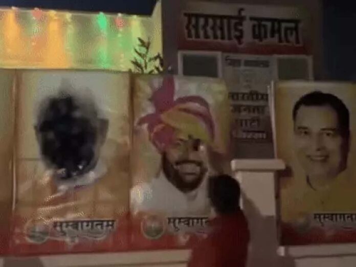 Sirsa News: सिरसा में पीएम-सीएम के पोस्टर पर कालिख पोती Sirsa News: सिरसा में पीएम-सीएम के पोस्टर पर कालिख पोती