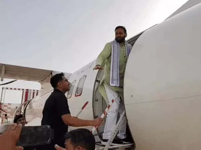 CM Nayab Saini: नीतीश कुमार के शपथ ग्रहण समारोह में शामिल होने बिहार पहुंचे सीएम नायब सैनी CM Nayab Saini: नीतीश कुमार के शपथ ग्रहण समारोह में शामिल होने बिहार पहुंचे सीएम नायब सैनी