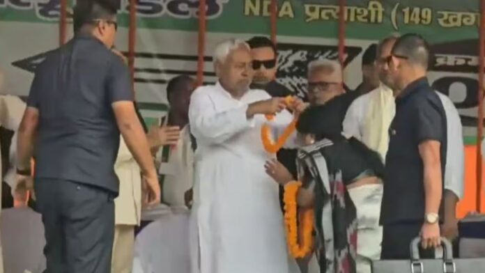 CM Nitish Kumar ने जीता दिल! रैली के दौरान महिला को पहनाई माला, लालू यादव पर तीखे भाषण में कसा तंज CM Nitish Kumar ने जीता दिल! रैली के दौरान महिला को पहनाई माला, लालू यादव पर तीखे भाषण में कसा तंज
