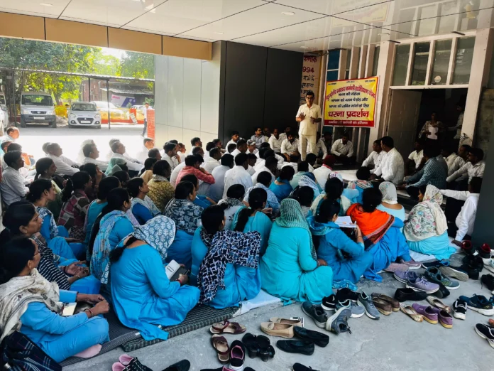 NHM female MPHWs staged a protest at the CMO office. Jind News : एनएचएम महिला एमपीएचडब्ल्यू ने सीएमओ कार्यालय पर किया प्रदर्शन