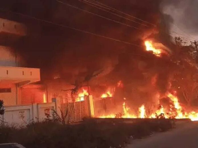 Sonipat News: सोनीपत में दवा फैक्ट्री के बाहर खड़ी कार में लगी आग Sonipat News: सोनीपत में दवा फैक्ट्री के बाहर खड़ी कार में लगी आग