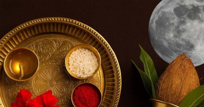 Chandra Dev Names: चंद्र देव के 108 नामों का करें जाप, मानसिक तनाव से मिलेगी निजात