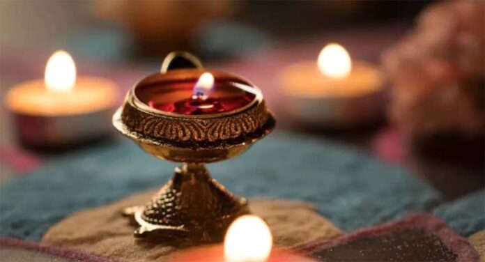 Deepak Niyam: रोजाना शाम को घर के इन स्थानों पर जलाएं दीपक, सुख-समृद्धि का होगा वास