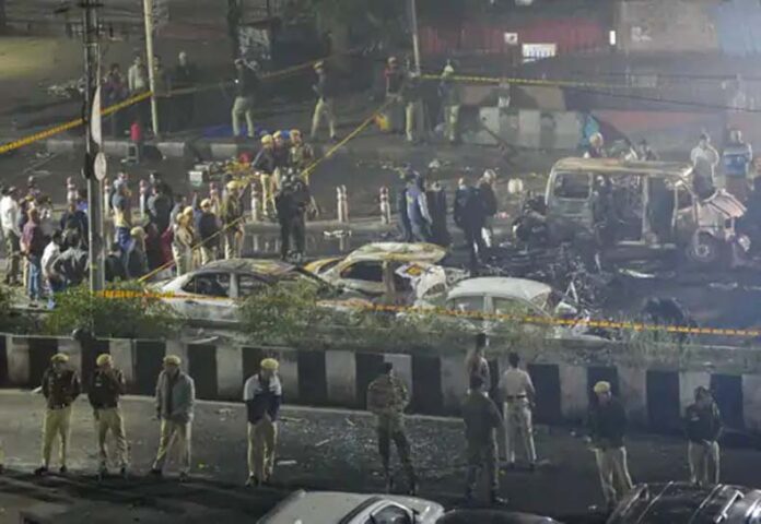 Delhi Blast Update: फरीदाबाद की अल फलाह यूनिवर्सिटी से जुड़े दिल्ली ब्लास्ट के तार, पुलिस और एनआईए की रेड