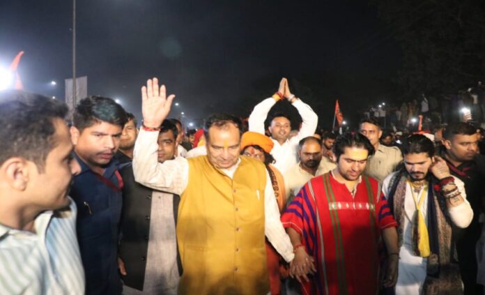 Dhirendra Shastri Padayatra : धीरेन्द्र शास्त्री की पदयात्रा में शामिल हुए भाजपा प्रदेश अध्यक्ष, बोले - 'सनातन ही सत्य'