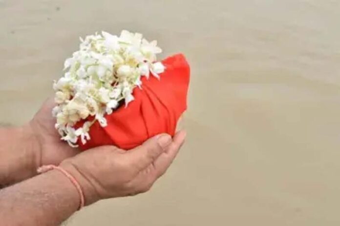 Ganga Mein Asthi Visarjan: जानें गंगा में ही क्यों बहाई जाती हैं अस्थियां Ganga Mein Asthi Visarjan: जानें गंगा में ही क्यों बहाई जाती हैं अस्थियां