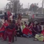 Gurugram News: गुरुग्राम में निर्माणाधीन शिव मंदिर ढहाए जाने से नाराज लोगों ने सड़क पर बैठकर किया हनुमान चालीसा का पाठ