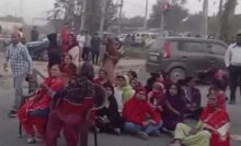 Gurugram News: गुरुग्राम में निर्माणाधीन शिव मंदिर ढहाए जाने से नाराज लोगों ने सड़क पर बैठकर किया हनुमान चालीसा का पाठ