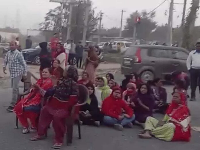 Gurugram News: गुरुग्राम में निर्माणाधीन शिव मंदिर ढहाए जाने से नाराज लोगों ने सड़क पर बैठकर किया हनुमान चालीसा का पाठ