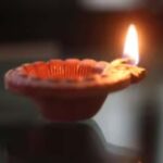 Guruwar Upay: गुरुवार की शाम इन स्थानों पर जलाएं दीपक, आर्थिक तंगी होगी दूर