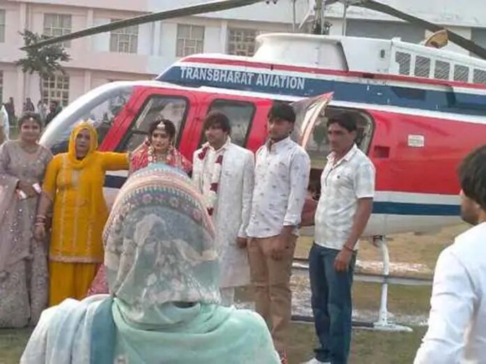 Rohtak News: रोहतक में एयर होस्टेस की हेलिकॉप्टर से विदाई, देखने उमड़ी भीड़