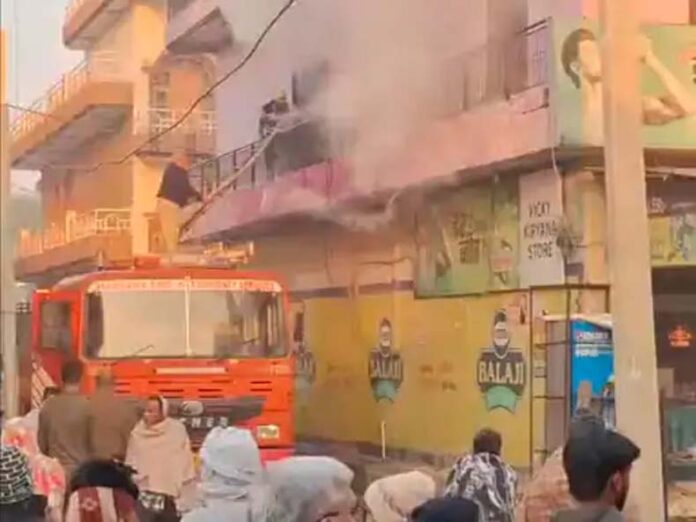 Hisar News: हिसार में मकान में लगी आग Hisar News: हिसार में मकान में लगी आग