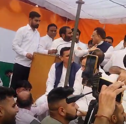 Hisar News : 'वोट चोर-गद्दी छोड़' प्रदर्शन के दौरान आपस में भिड़े कांग्रेस के शहरी और ग्रामीण जिला अध्यक्ष Hisar News : 'वोट चोर-गद्दी छोड़' प्रदर्शन के दौरान आपस में भिड़े कांग्रेस के शहरी और ग्रामीण जिला अध्यक्ष