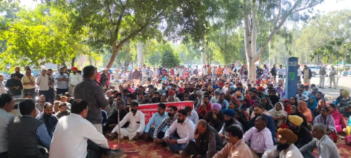 Horticulture and road workers protest in front of the Municipal Corporation office, Commissioner's assurances end
