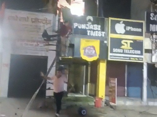 Jhajjar News : पंजाबी ट्विस्ट फ़ूड शॉप में लगी आग, गैस सिलेंडर में लीकेज के कारण भड़की आग, दो कर्मचारी झुलसे Jhajjar News : पंजाबी ट्विस्ट फ़ूड शॉप में लगी आग, गैस सिलेंडर में लीकेज के कारण भड़की आग, दो कर्मचारी झुलसे