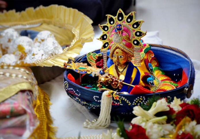Laddu Gopal: सर्दी में कैसे करें लड्डू गोपाल की सेवा