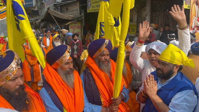 MP Kartikeya Sharma ने 'शहीदी यात्रा' का किया भव्य स्वागत, बोले- श्री गुरु तेग बहादुर जी ने मानवता के लिए जो महान कुर्बानी दी, उससे बड़ी कोई मिसाल नहीं MP Kartikeya Sharma ने 'शहीदी यात्रा' का किया भव्य स्वागत, बोले- श्री गुरु तेग बहादुर जी ने मानवता के लिए जो महान कुर्बानी दी, उससे बड़ी कोई मिसाल नहीं