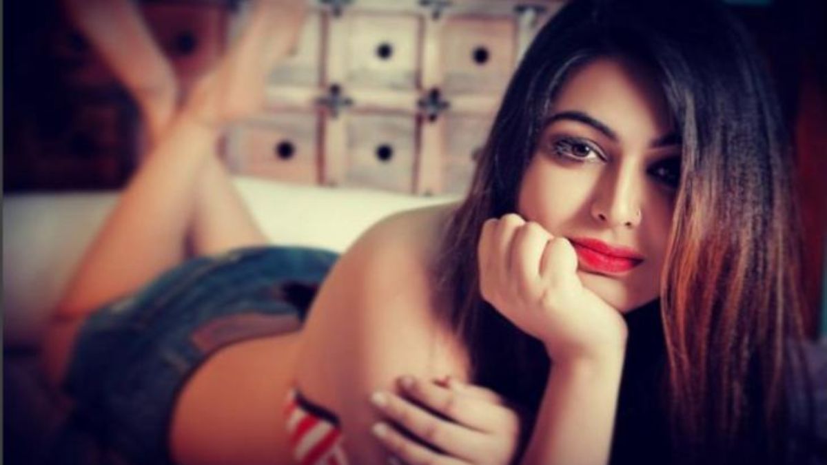 Mahabharat Kunti Actress Hot Photos: महाभारत’ की कुंती का हॉट अवतार देखकर उड़ गए होश, समंदर किनारे एक्ट्रेस ने बिखेरा जलवा