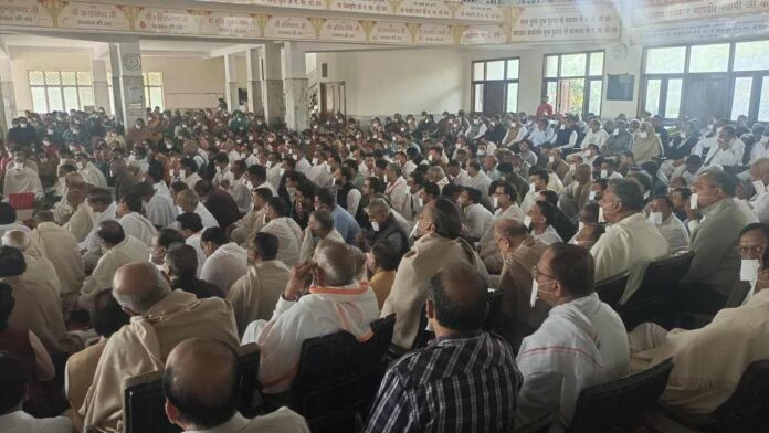 Maya Madan Sudarshan Muni Sangh का गठन, अरुण चंद्र महाराज को संतों ने सामूहिक रूप से 'संघ प्रमुख की चादर' ओढ़ाकर प्रथम संघ प्रमुख घोषित किया Maya Madan Sudarshan Muni Sangh का गठन, अरुण चंद्र महाराज को संतों ने सामूहिक रूप से 'संघ प्रमुख की चादर' ओढ़ाकर प्रथम संघ प्रमुख घोषित किया