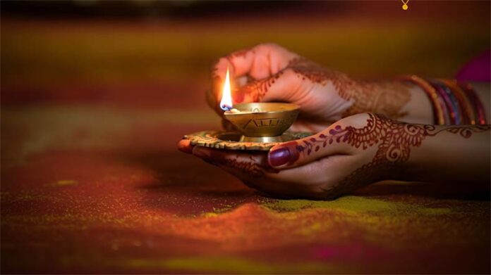 Mokshada Ekadashi Upay: मोक्षदा एकादशी पर करें दीपक से जुड़े ये उपाय