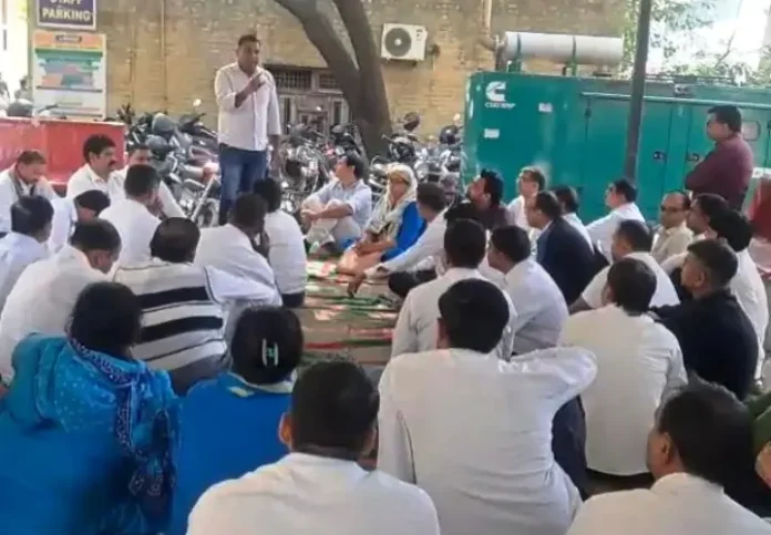 Multipurpose health workers staged a protest and chanted slogans to press their demands. Multipurpose health workers staged a protest and chanted slogans to press their demands.