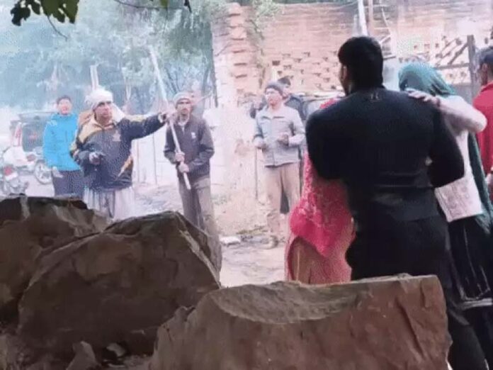 Nuh News: नूंह में खाली प्लाट से अंतिम संस्कार के लिए लकड़ियां उठाने पर 2 पक्षों में खूनी संघर्ष