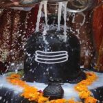 Pradosh Vrat Upaay: महादेव को प्रसन्न करने के लिए शिवलिंग पर चढ़ाए ये चीजें