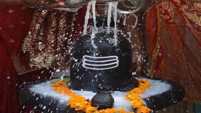 Pradosh Vrat Upaay: महादेव को प्रसन्न करने के लिए शिवलिंग पर चढ़ाए ये चीजें