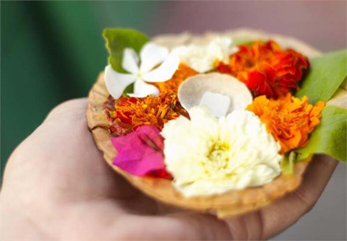 Puja Flowers Rules: जानें पूजा के फूलों को विसर्जित करने का सही तरीका