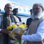 Rajnath Singh : कुरुक्षेत्र पहुंचे रक्षा मंत्री राजनाथ सिंह, ऊर्जा मंत्री अनिल विज ने अंबाला एयरफोर्स स्टेशन पर किया स्वागत 