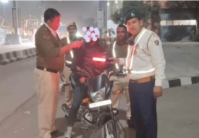 Road Safety Campaign गलत लेन, ध्वनि प्रदूषण, लाल-नीली बत्ती का इस्तेमाल तथा नशा करके वाहन चलाने वालों पर कड़ी कार्रवाई Road Safety Campaign गलत लेन, ध्वनि प्रदूषण, लाल-नीली बत्ती का इस्तेमाल तथा नशा करके वाहन चलाने वालों पर कड़ी कार्रवाई