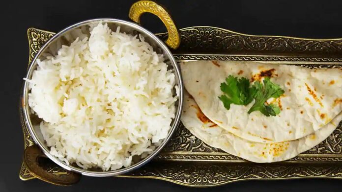 Roti vs Rice For Dinner: डिनर में रोटी ठीक या चावल बेहतर? जानिए सेहत के लिहाज़ से कौन जीता