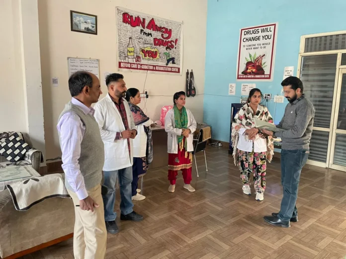 SDM conducted surprise inspection of de-addiction centres Jind News : एसडीएम ने किया नशा मुक्ति केंद्रों का औचक निरीक्षण
