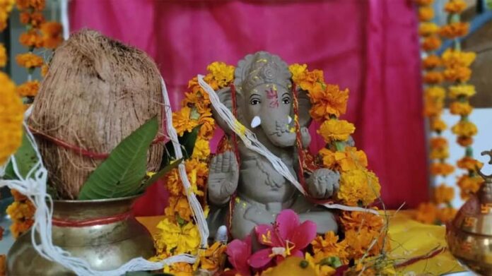 Sankashti Chaturthi: संकष्टी चतुर्थी पर भगवान गणेश को अर्पित करें ये चीजें Sankashti Chaturthi: संकष्टी चतुर्थी पर भगवान गणेश को अर्पित करें ये चीजें