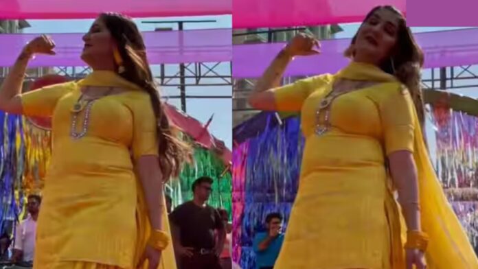 Sapna Choudhary Dance Video: पीले सूट में सपना चौधरी का बिंदास डांस! स्टेज पर मचाया धमाल, दर्शक देखते रह गए बस देखते ही Sapna Choudhary Dance Video: पीले सूट में सपना चौधरी का बिंदास डांस! स्टेज पर मचाया धमाल, दर्शक देखते रह गए बस देखते ही
