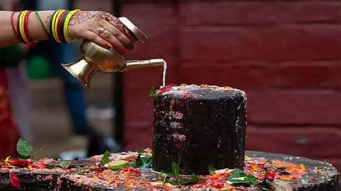 Margashirsha Amavasya Shiv Puja: मार्गशीर्ष अमावस्या के दिन शिवलिंग पर चढ़ाएं ये चीजें