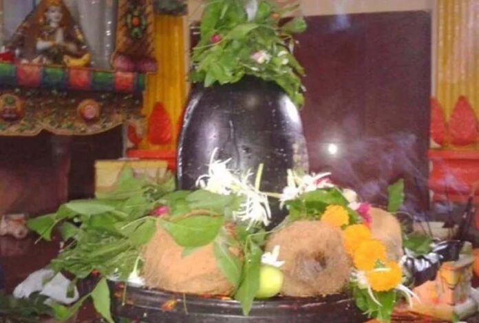Shivling Prasad Niyam: क्या खा सकते हैं शिवलिंग पर चढ़ा प्रसाद Shivling Prasad Niyam: क्या खा सकते हैं शिवलिंग पर चढ़ा प्रसाद