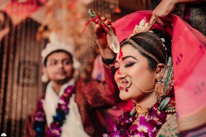 Wedding Rituals: जानें विवाह के समय तीन बार मांग में क्यों भरा जाता है सिंदूर? Wedding Rituals: जानें विवाह के समय तीन बार मांग में क्यों भरा जाता है सिंदूर?