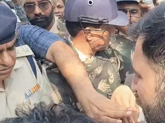 Sirsa Disha Meeting: सांसद सैलजा की मीटिंग में हंगामा, गेट के ऊपर से कूदकर अंदर पहुंच विधायक सेतिया Sirsa Disha Meeting: सांसद सैलजा की मीटिंग में हंगामा, गेट के ऊपर से कूदकर अंदर पहुंच विधायक सेतिया