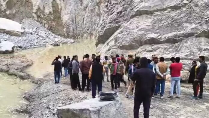 Sonbhadra Accident: ब्लास्टिंग होल बनाते ही धंस गई खदान, एक मजदूर की मौत, 15 फंसे Sonbhadra Accident: ब्लास्टिंग होल बनाते ही धंस गई खदान, एक मजदूर की मौत, 15 फंसे