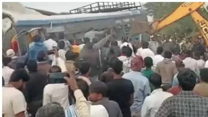 Telangana Road Accident : रंगा रेड्डी ज़िले में बस और डंपर की टक्कर में 20 लोगों की मौत, कई घायल Telangana Road Accident : रंगा रेड्डी ज़िले में बस और डंपर की टक्कर में 20 लोगों की मौत, कई घायल