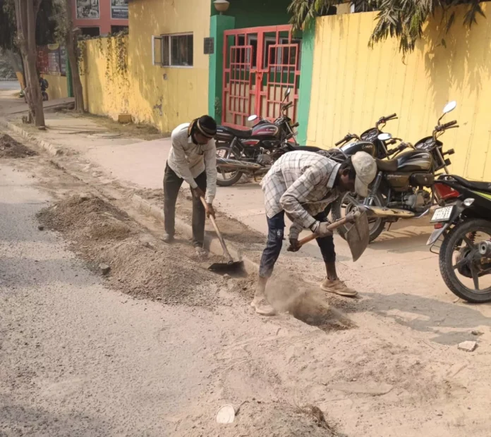 The main roads of the city are being brightened by the Mission Pollution Free Clean Gurugram campaign. The main roads of the city are being brightened by the Mission Pollution Free Clean Gurugram campaign.