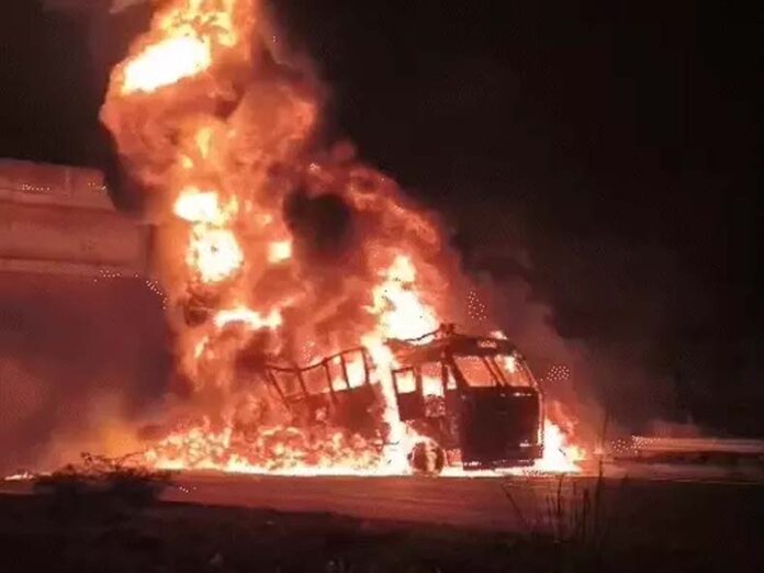 Jhajjar News: झज्जर में केएमपी एक्सप्रेसवे पर प्लास्टिक दाने से भरे ट्रक में लगी आग Jhajjar News: झज्जर में केएमपी एक्सप्रेसवे पर प्लास्टिक दाने से भरे ट्रक में लगी आग