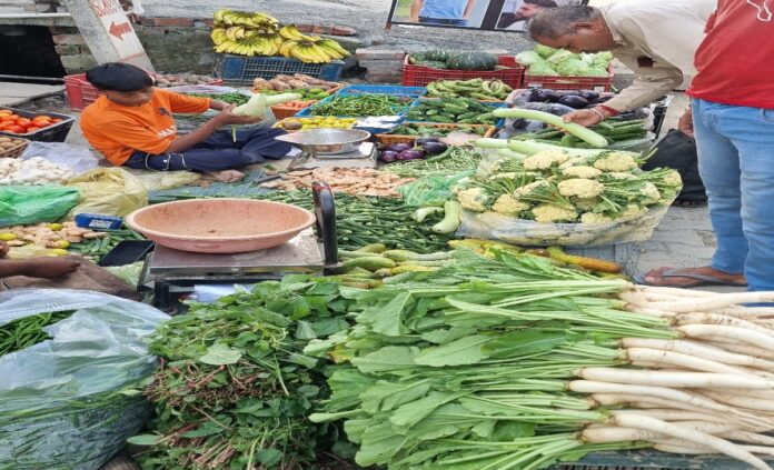 Vegetable Prices Hike : हरी सब्जियां हो रही लोगों की पहुंच से बाहर, सब्जियों के दामों ने बिगाड़ा किचन का बजट